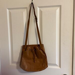 EUC~Vintage Tan Leather Half Moon Bucket Bag W/ Adjustable Strap/Pockets